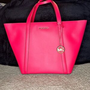 New Michael Kors tote

Never used